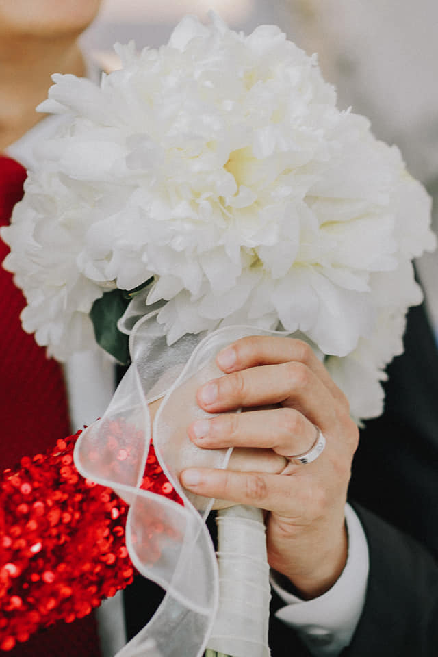 Cận cảnh bó hoa cầm tay của vợ chồng Thanh Hằng