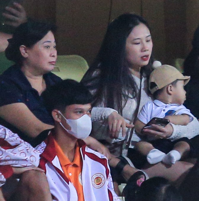 Huyền Trang bế con trai cùng mẹ ngồi chăm chú theo dõi trận đấu (Ảnh: BB)