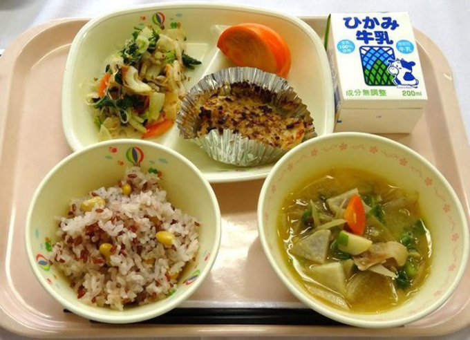 Ai cũng mê bữa ăn trưa của học sinh Nhật, đủ chất mà rẻ, có cả chuyên gia cân đo dinh dưỡng