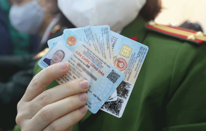   Sử dụng thẻ căn cước công dân gắn chip giúp người dân được hưởng nhiều lợi ích (Ảnh minh hoạ)  