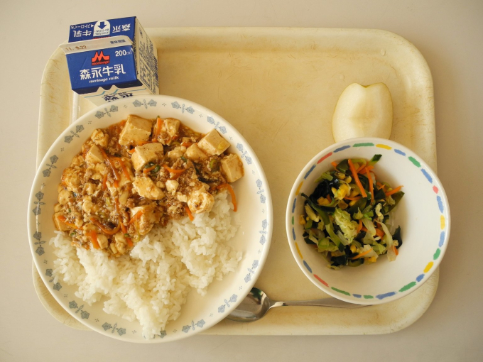 Mỗi suất ăn của học sinh Nhật Bản không quá cầu kỳ nhưng vẫn đủ chất 
