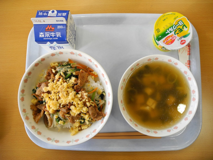 Ai cũng mê bữa ăn trưa của học sinh Nhật, đủ chất mà rẻ, có cả chuyên gia cân đo dinh dưỡng