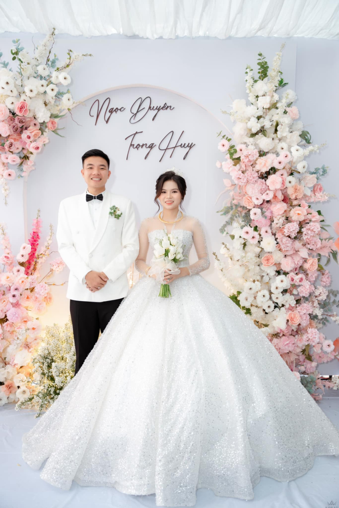 Tiền vệ Nguyễn Trọng Huy vừa tung lên trọn vẹn bộ ảnh trong ngày cưới với cô dâu Trương Ngọc Duyên
