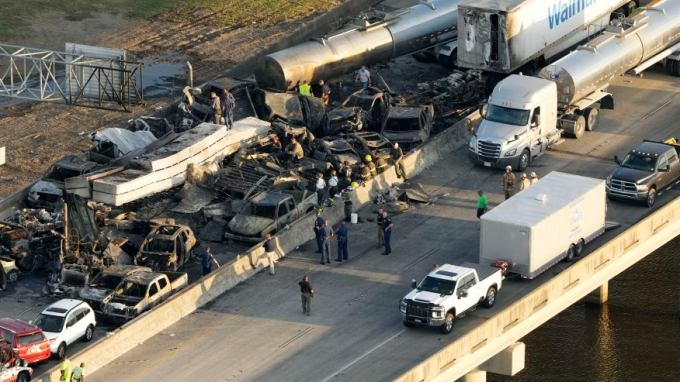 Hiện trường vụ đâm xe kinh hoàng trên cao tốc Mỹ: Loạt ô tô cháy đen đè lên nhau, ít nhất 32 người thương vong