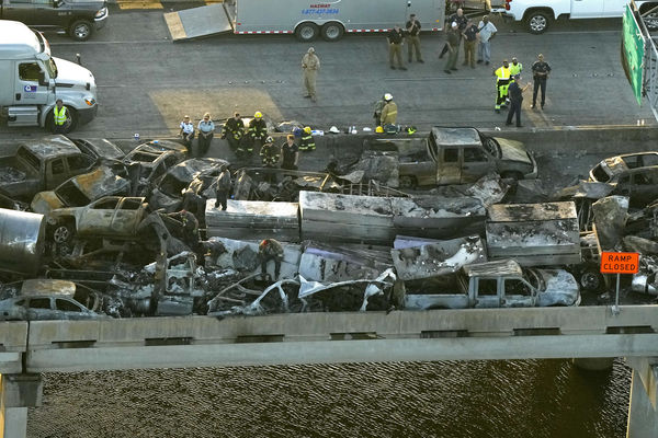 Hiện trường vụ đâm xe kinh hoàng trên cao tốc Mỹ: Loạt ô tô cháy đen đè lên nhau, ít nhất 32 người thương vong