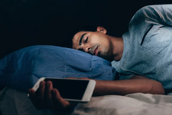 Hiện chưa đủ bằng chứng khoa học để có thể khẳng định chắc chắn liệu việc đặt điện thoại cạnh bên ngủ có làm tăng tỷ lệ mắc bệnh ung thư hay không. (Ảnh: Depositphotos)
