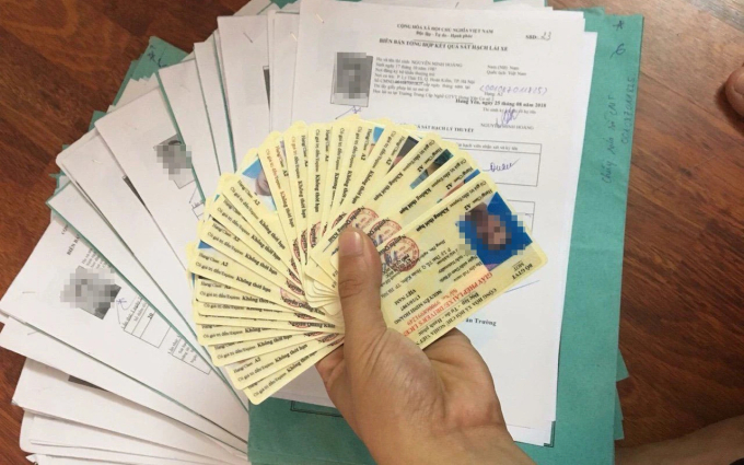   Người dân đã tích hợp giấy phép lái xe, đăng ký xe trên ứng dụng VNeID vẫn cần mang giấy tờ bản giấy khi tham gia giao thông. (Ảnh minh họa)  