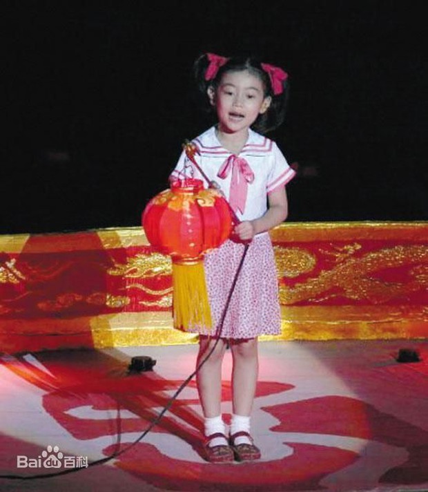 Trần Thiên Giai biểu diễn trên sân khấu bế mạc Thế vận hội mùa hè năm 2004