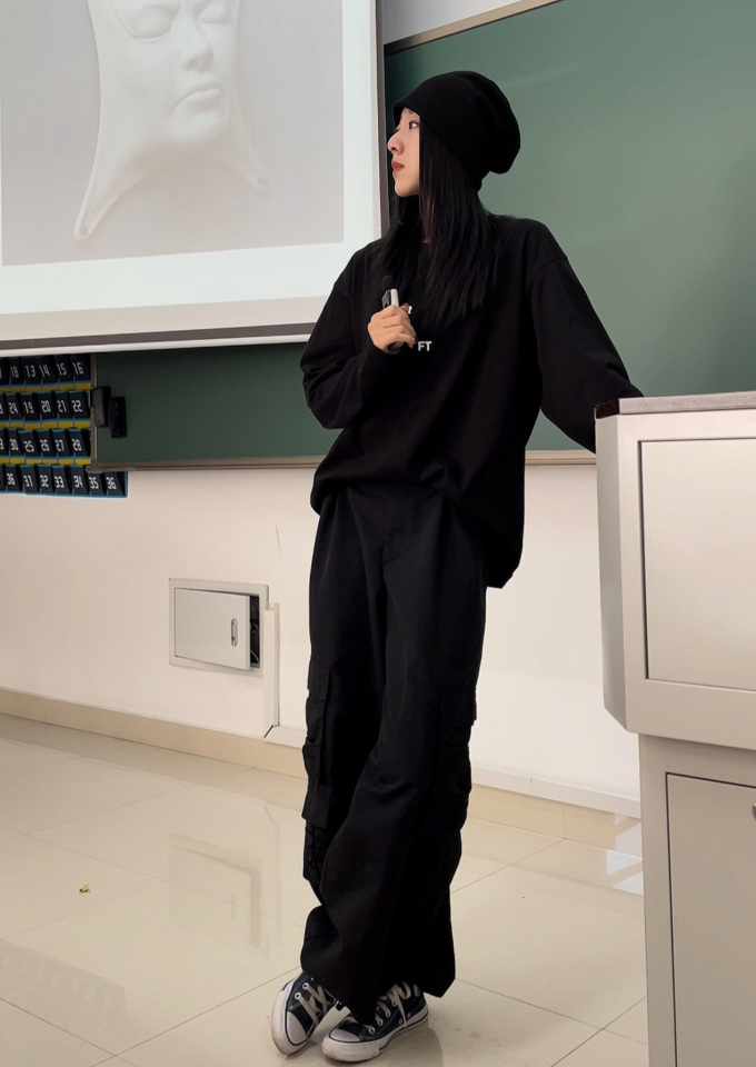 Nữ giảng viên đã thích thời trang từ lâu và bắt đầu đăng tải những outfit đi dạy của mình lên MXH từ năm 2021