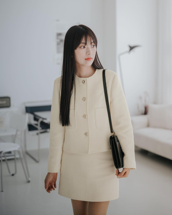   Thi thoảng, Jiyoon cũng diện những set đồ bộ ra đường. Với kiểu trang phục này, cô sẽ ưu tiên những gam màu sáng như: trắng, be, hồng,... để trông duyên dáng và nữ tính hơn đôi chút.   