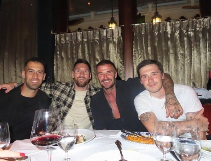 Busquets cùng Messi dùng bữa cùng cha con Beckham