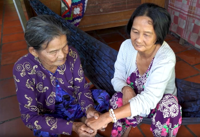 Bà Nguyễn Thị Ánh và con gái Phạm Thị Biên - bệnh nhân đột quỵ được điều trị tại Bệnh viện ĐKQT S.I.S Cần Thơ 