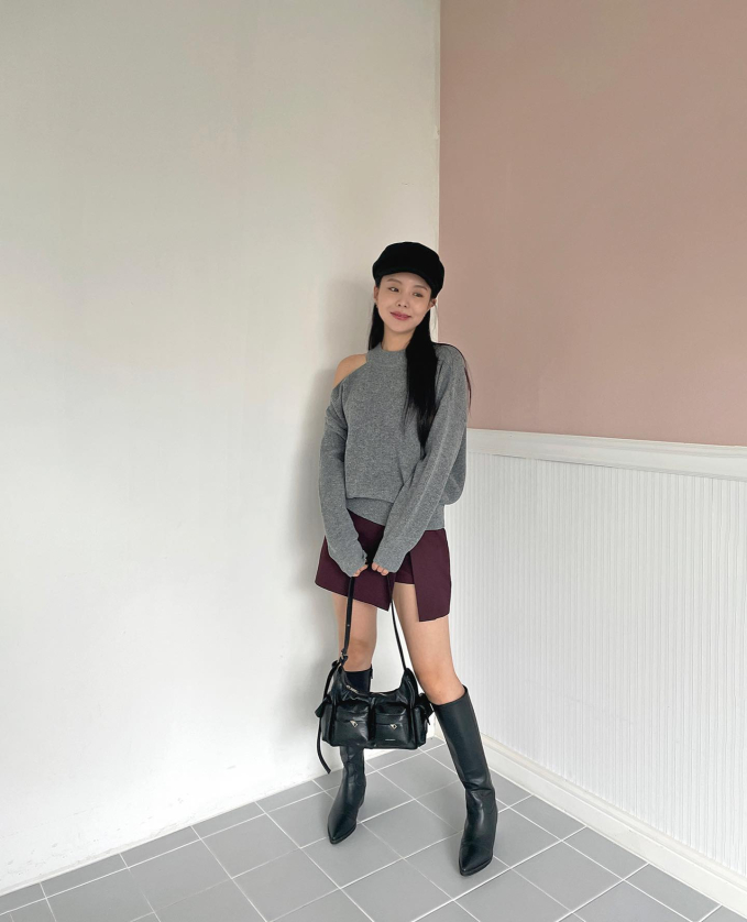   Vào mùa lạnh, những chiếc áo len oversized được Jiwoo áp dụng triệt để bằng cách phối chúng với chân váy xẻ. Không những vậy, cô nàng còn mix thêm boots cao cổ để giúp vóc dáng trở nên cao ráo hơn, phong cách cũng thêm phần sành điệu và thời thượng.   