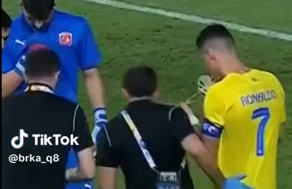 Ronaldo dùng miệng để tháo dây giày cho đồng đội