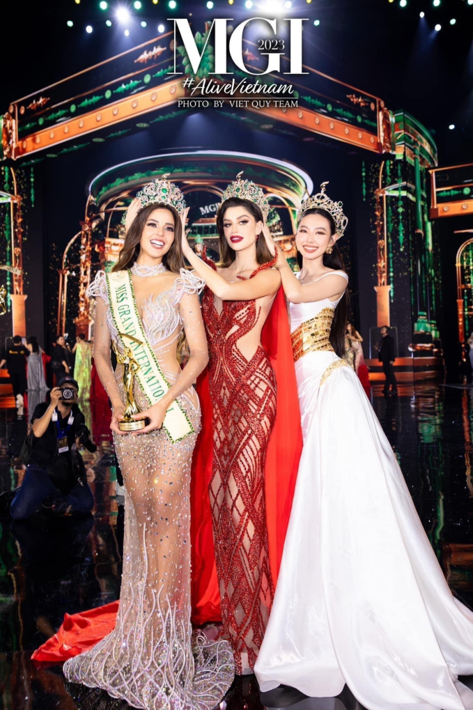Khoảnh khắc chung khung hình khiến MXH rần rần của 3 nàng hậu Miss Grand International