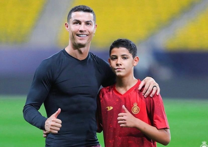Cậu con trai cả Ronaldo Jr được cho đủ sức nối nghiệp Ronaldo trong tương lai