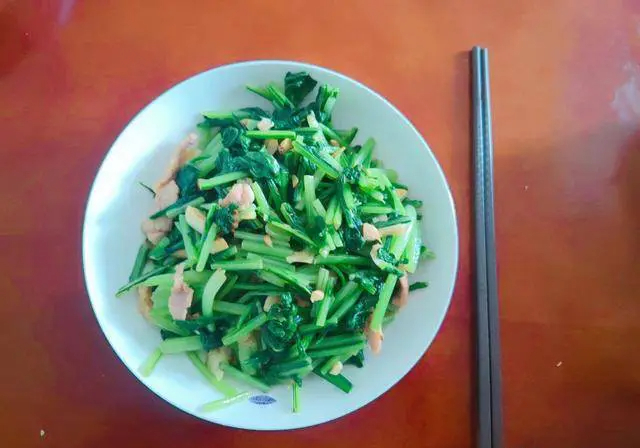 Bữa ăn ngày thứ 3 của Zheng Linjun: thịt lợn xào với mầm củ cải