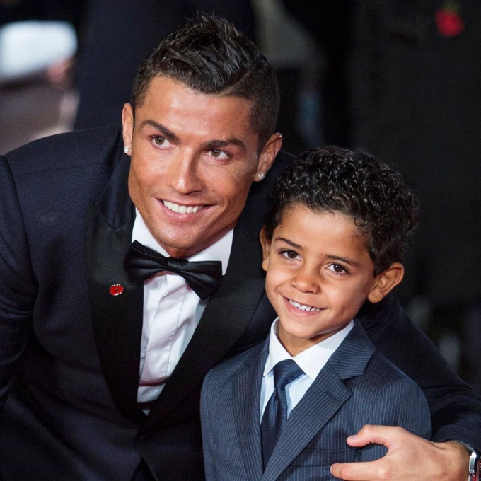 Ronaldo từ chối khi con trai cả Ronaldo Jr đề nghị mua điện thoại di động
