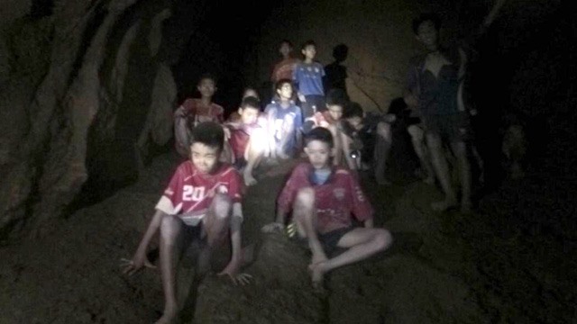 Vụ việc đội bóng nhí bị mắc kẹt trong hang động tại Thái Lan gây chấn động thế giới