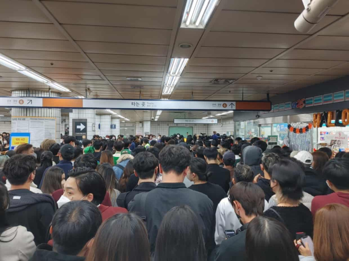 Đám đông tại ga Itaewon vào ngày 29 tháng 10 năm 2022