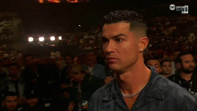 Theo truyền thông Anh, Ronaldo có phần không vui khi bị la ó tại nhà thi đấu