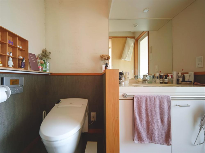 Vì chỉ có 2 vợ chồng nên thiết kế nhà vệ sinh cũng vô cùng đơn giản, nhỏ gọn.