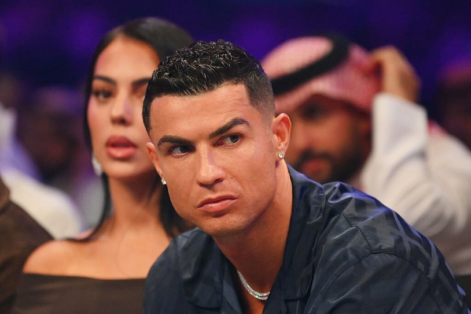 Ronaldo có lần hiếm hoi đeo vòng cổ 