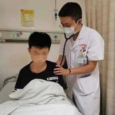 Cậu bé 12 tuổi bất ngờ phát hiện ung thư phổi giai đoạn cuối, người mẹ tiết lộ thói quen sinh hoạt nguy hiểm gây bệnh