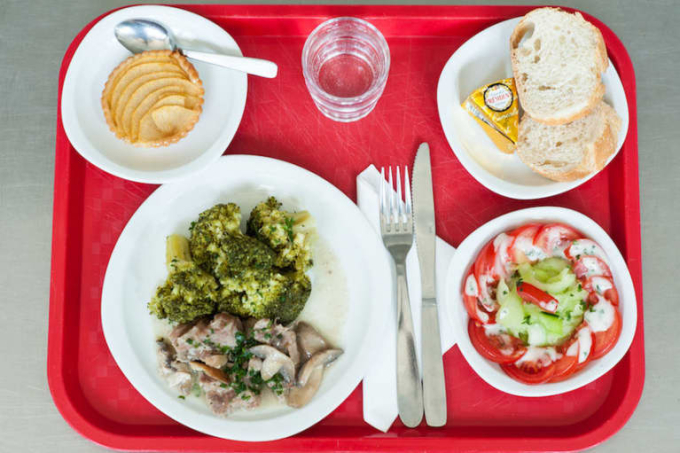 Soi suất ăn trưa của học sinh toàn thế giới, nhiều nơi miễn phí mà chất lượng vẫn 