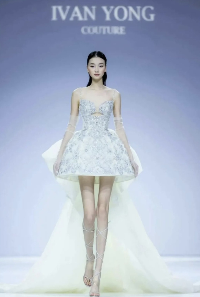 Thiết kế gốc của Ivan Yong có phần đuôi váy bồng bềnh và cut-out ở ngực