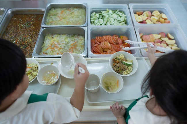 Soi suất ăn trưa của học sinh toàn thế giới, nhiều nơi miễn phí mà chất lượng vẫn 