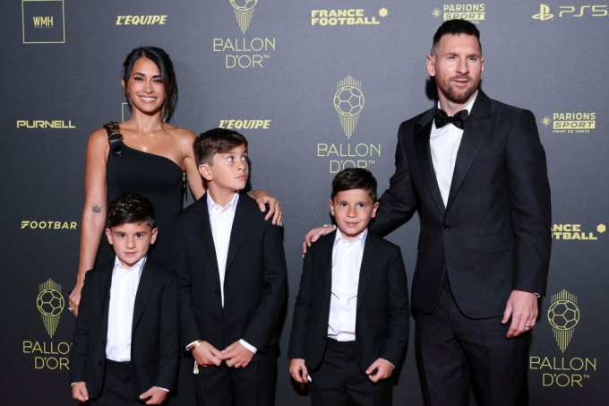 Gia đình của Messi đến nhận danh hiệu Quả bóng vàng 2023