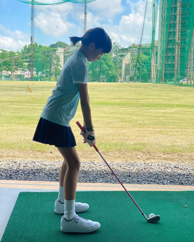 Cô chị Momo lại mê golf