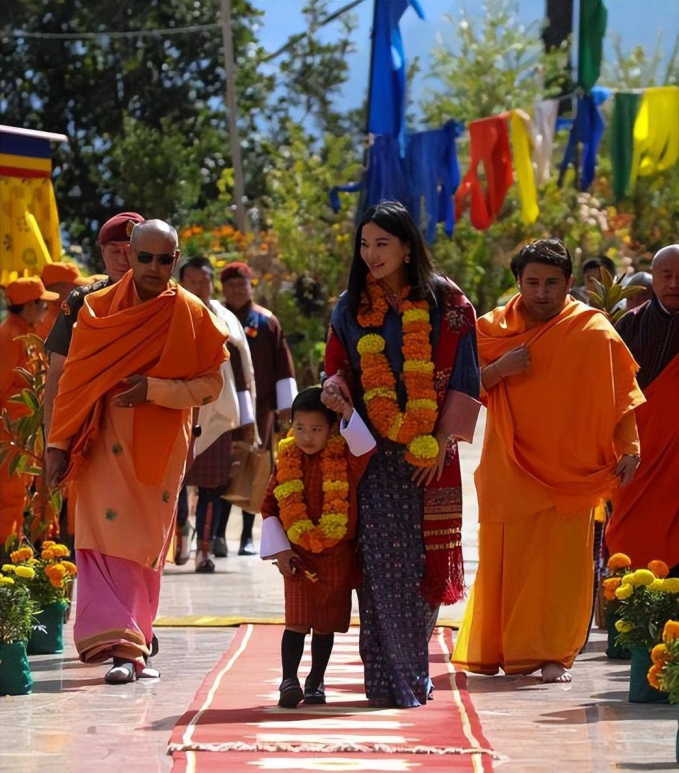 Hoàng hậu Pema cùng nhị hoàng tử tham dự Lễ hội Dasha