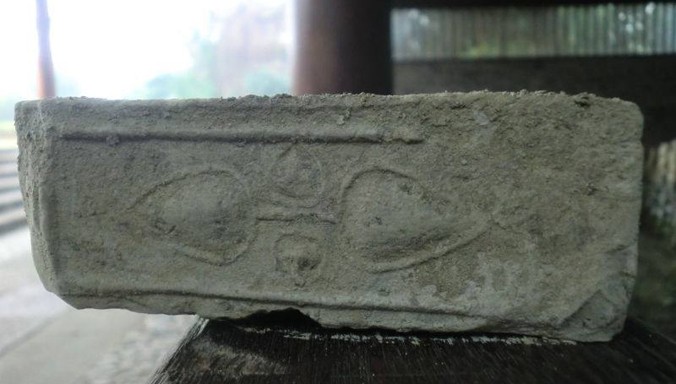Tấm đá khắc 2 trái tim trong lăng mộ