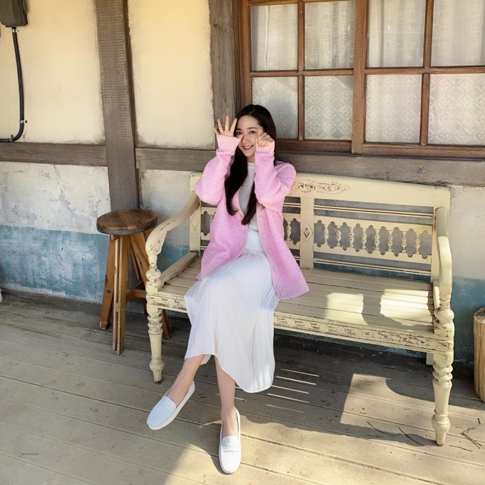   Khi diện váy dài, Park Min Young cũng phối thêm áo cardigan dáng dài để outfit không bị đơn điệu. Ngoài ra, cô còn chọn các tông màu sáng như hồng để giúp bản thân trông tươi tắn và trẻ trung hơn.   
