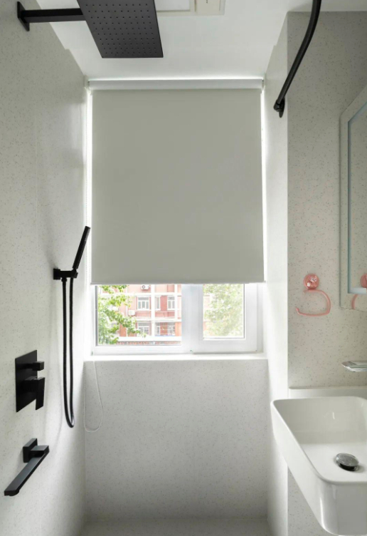 Phòng tắm cũng được thiết kế theo style tối giản, tinh tế.