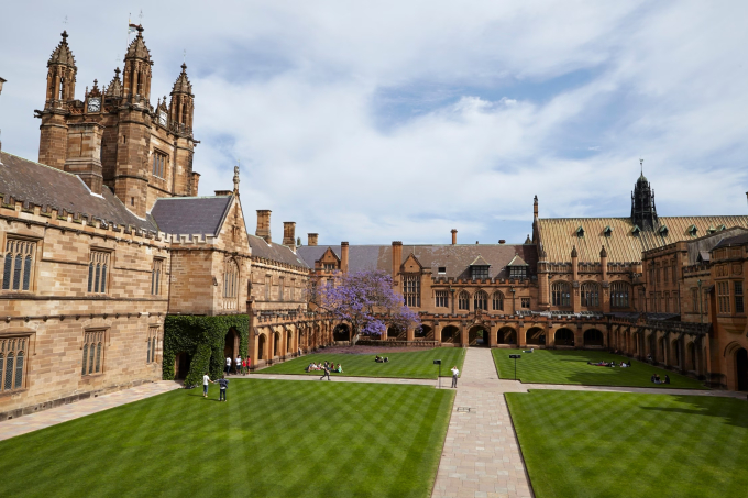 Sinh viên tốt nghiệp từ đại học Sydney thường được nhận vào các công ty và tập đoàn lớn