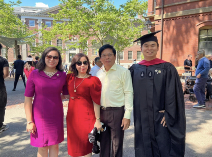 Quang Nhật (ngoài cùng bên phải) cùng bố mẹ và em gái trong lễ tốt nghiệp của anh