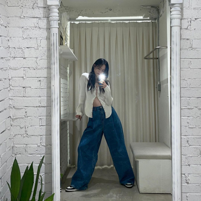   Quần jeans ống rộng còn được Hyun Ji phối với áo len cách điệu. Cách mix đồ này giúp bạn thân Jennie khoe được vóc dáng cao ráo, thanh mảnh chuẩn mẫu cùng gu thời trang vô cùng xịn mịn của bản thân.  