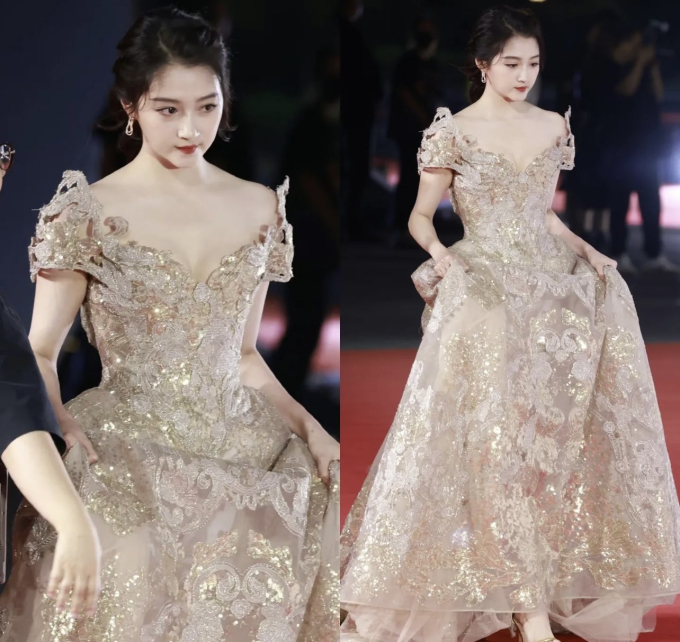 Quan Hiểu Đồng xinh như công chúa trong trang phục lộng lẫy ánh kim của thương hiệu Elie Saab