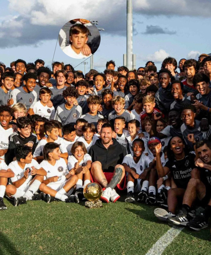 Biểu cảm khiến nhiều người bật cười của cậu cả Thiago trong tấm hình chụp chung cùng cha và các đồng đội