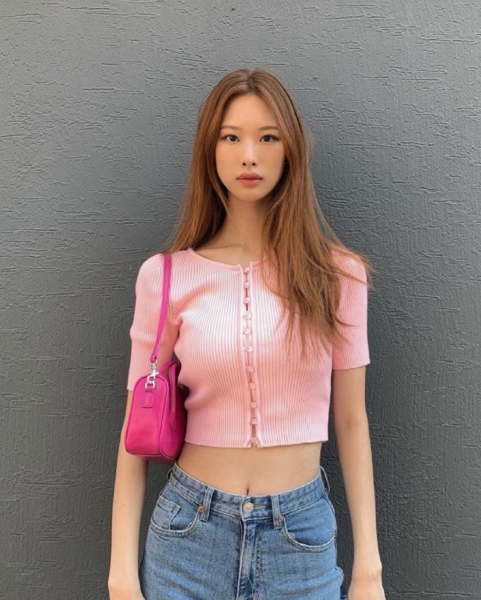   Kiểu áo tiếp theo có số lượng áp đảo trong tủ đồ của bạn gái Choi Woo Shik chính là áo len croptop. Cô nàng có rất nhiều mẫu áovới những gam màu và chi tiết cách điệu đa dạng, giúp Hee Jung có thể biến tấu chúng với các item thời trang mà bản thân yêu thích.   