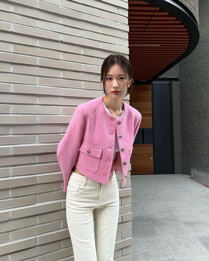    Với áo khoác, cô nàng này ít khi sắm các item cầu kỳ và kiểu cách. Thay vào đó, Hee Jung sẽ diện các mẫu áo đơn giản cả về kiểu dáng và họa tiết. Tiêu biểu phải kể đến chiếc áo khoác dạ màu hồng trơn cực kỳ đáng yêu này.  