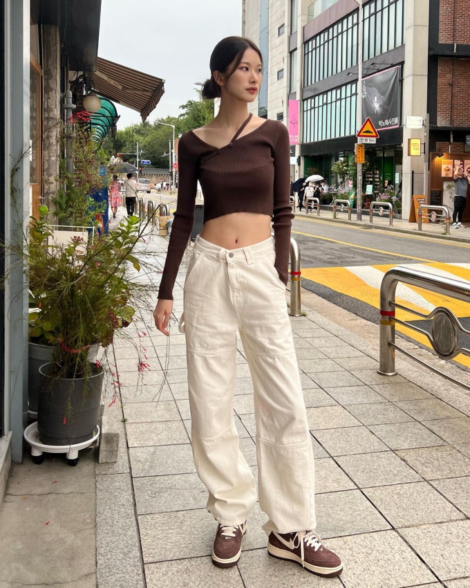   Một trong những công thức mix đồ với áo len croptop được Hee Jung yêu thích chính là phối với quần jeans ống rộng. Bên cạnh đó, nàng mẫu cũng không quên lựa chọn những gam màu sáng và nổi bật để outfit bớt đơn điệu, nhàm chán.  