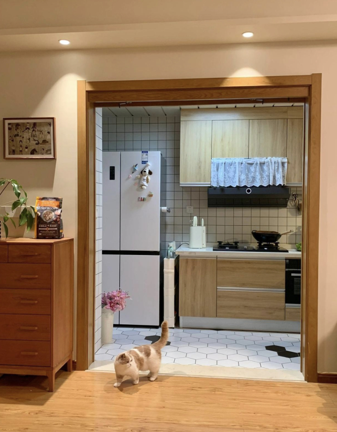 Vì sống một mình nên căn bếp của Yuzai khá nhỏ gọn.