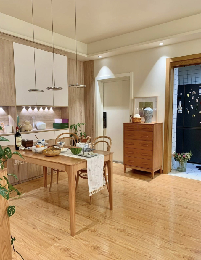 Phòng ăn nối liền với phòng khách.              Vì sống một mình nên căn bếp của Yuzai khá nhỏ gọn.        
