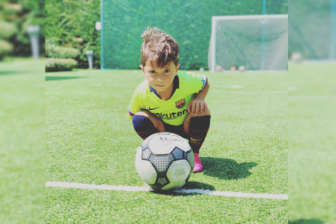Cậu con trai Mateo của Messi được cho có niềm đam mê với trái bóng