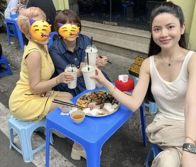 Chu Thanh Huyền đi ăn với hội chị em (Ảnh: FBNV)