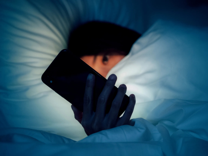 Ánh sáng xanh từ smartphone có thể cản trở quá trình sản xuất melatonin. Hormone melatonin đóng một vai trò quan trọng trong việc duy trì nhịp sinh học và hỗ trợ cho giấc ngủ sâu. (Ảnh: Getty Images)